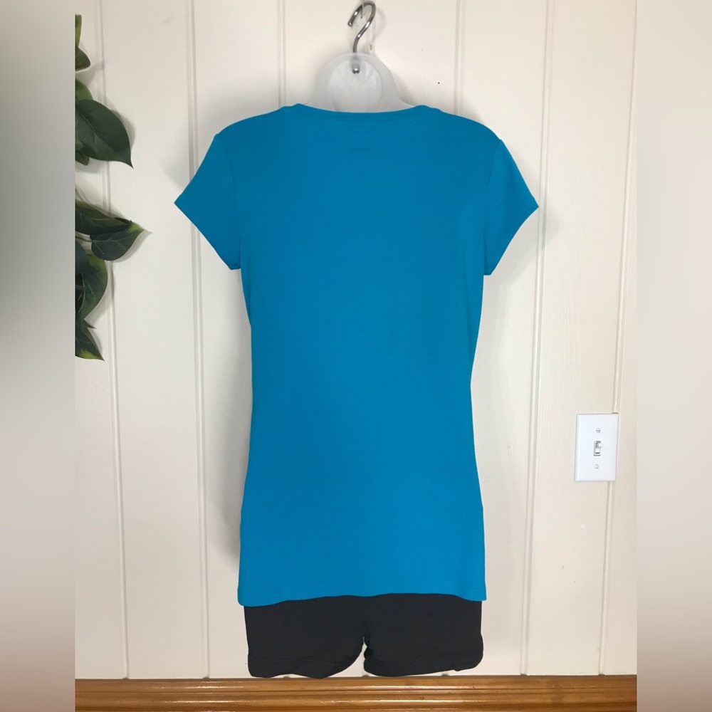 Ladies JCPenney Blue Round Neck Blouse
Size Large 12 - 14
Stretch Material 
100… - Picture 9 of 16